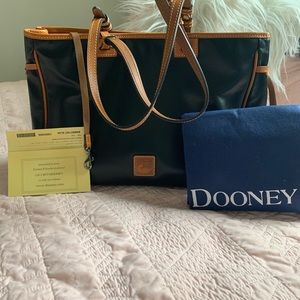 Gorgeous Dooney and Bourke tote handbag